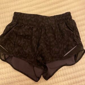 Lululemon hotty hot 2.5 low rise shorts